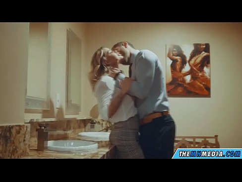 ❤️ Kana blonde ine busty inokukwezvera muchimbuzi cheveruzhinji pa %sn.pornokey.ru % ❌️❤